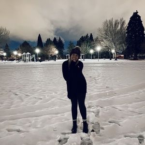 Meet your Posher, Caitlin